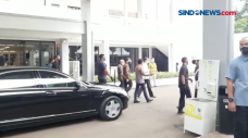 Jokowi Tinjau Vaksinasi...