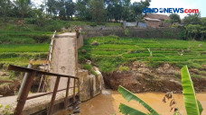 Diterjang Banjir, Jembatan...