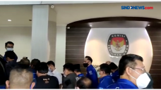 Datangi KPU, AHY Serahkan...