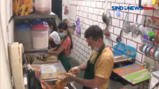 Bule Jualan Ayam Bakar