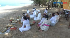 Tradisi Melasti di Tengah...