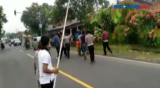 Pria Mengamuk Bawa Sabit,...