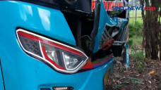 Bus Tabrak Tiga Kendaraan,...