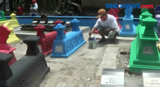 Makam Dicat Warna-warni...