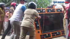 Emak-Emak Grebek Lokasi...