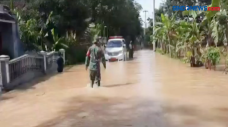 Petugas Vaksin di Tasikmalaya...
