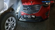 Detik-Detik Truk Tabrak...