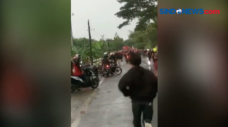 Ricuh Warga Lawan Pendekar...