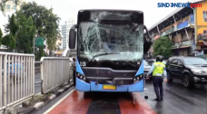 Bus Transjakarta Kecelakaan...