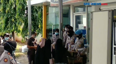 Tiga Anggota Keluarga...