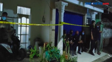 Polisi Geledah Rumah...