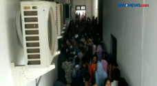 Bagi-Bagi Uang di Kantor...