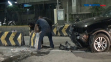 Mobil Mewah Tabrak Pembatas...