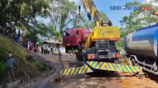 12 Jam Evakuasi Truk...