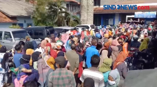Ribuan Warga Berdesakkan...
