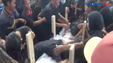 Pemakaman Guru SD Korban...
