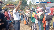 Emak-Emak Rela Antre...