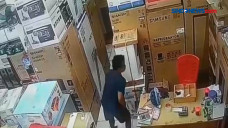 Aksi Pria Curi Ponsel...
