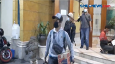 Gerebek Kamar Apartemen,...