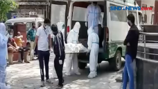 Kasus COVID-19 Melonjak,...