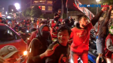 Pendukung Persija Berkerumun...