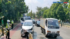 Minibus Tabrak Separator...