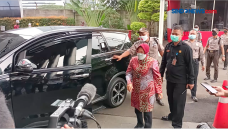 Mensos Risma Datangi...