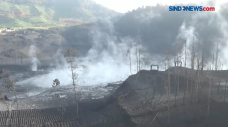 Erupsi Kawah Sileri...