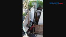Viral! Warung Ambruk,...