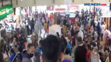Kerumunan Pusat Perbelanjaan...