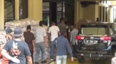 Hadang Anggota TNI,...