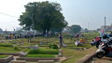 Warga Nekat Berziarah...