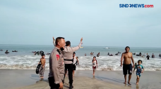 Polisi Bubarkan Kerumunan...