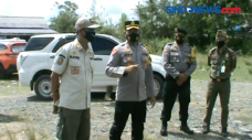 Polisi Bubarkan Wisatawan...