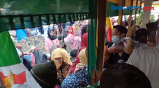 Warga Berebut Koin jimat...