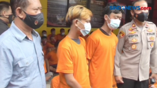 Kesal Tak di Beri Uang...