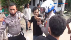 Polisi Gerebek Kampung...