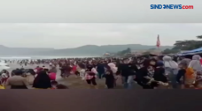Petugas Gabungan Bubarkan...