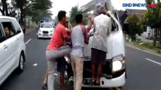 Bus Tabrak Mobil di...