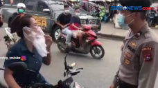 Viral, Emak-Emak Nekat...