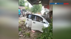 Mobil Nabrak Kios, Tiga...