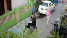 Asik Main Ponsel, Bocah...