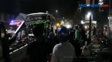 Truk Oleng Tabrak Bus...