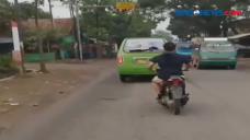 Sopir Angkot Tabrak...