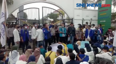 Ratusan Mahasiswa Desak...