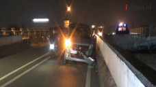 Minibus Tabrak Beton...