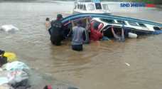 Kapal Cepat Terbalik...