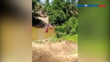 Viral! Siswa SD Sebrangi...