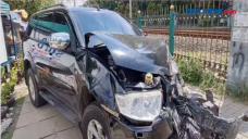 Mobil Mewah Tertabrak...