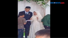 Sepasang Pengantin Bagi-Bagi...